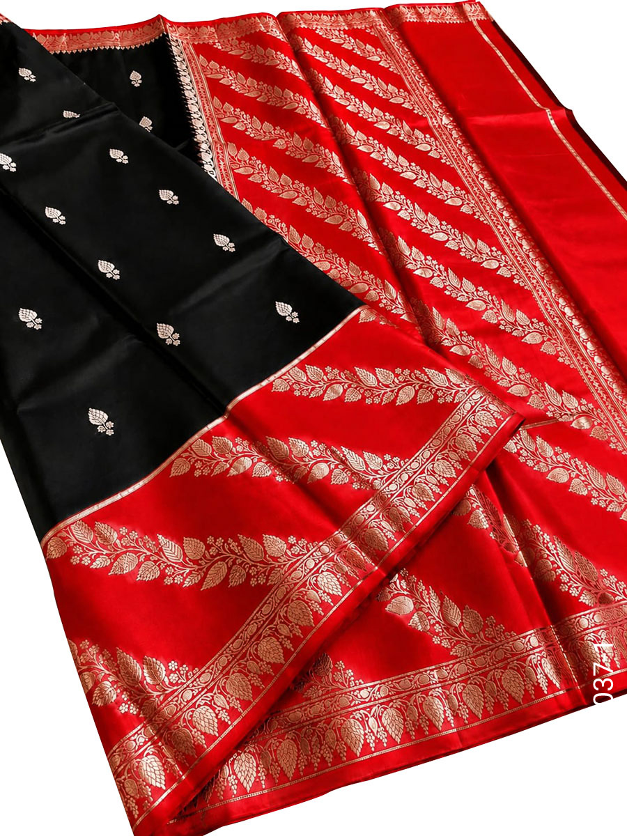 Soft Silk Zari Work Designer Banarasi Saree fabric close-up